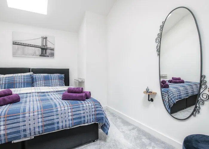 Stunning 2 Bed With Outside Balcony, Super King Beds And 75\'\' Tv!