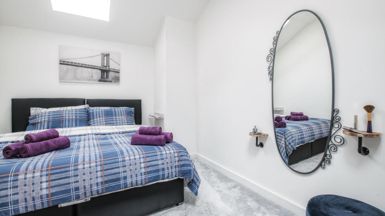 Stunning 2 Bed With Outside Balcony, Super King Beds And 75'' Tv! Bradford (West Yorkshire)