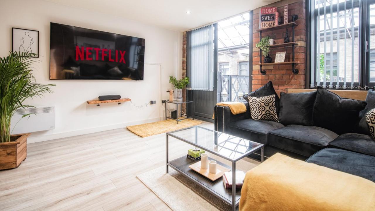 Stunning 2 Bed With Outside Balcony, Super King Beds And 75'' Tv!