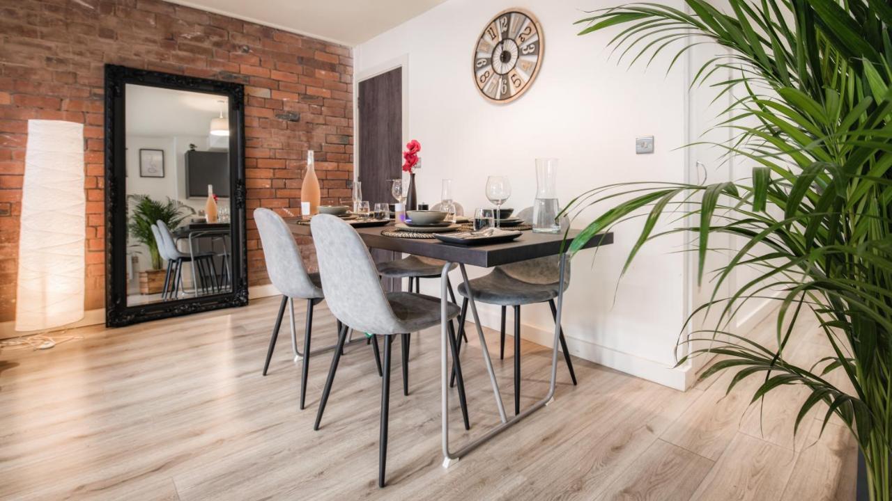 Stunning 2 Bed With Outside Balcony, Super King Beds And 75'' Tv! Bradford (West Yorkshire)