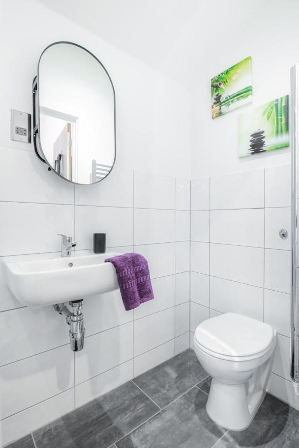 Apartamento Stunning 2 Bed With Outside Balcony, Super King Beds And 75'' Tv! *