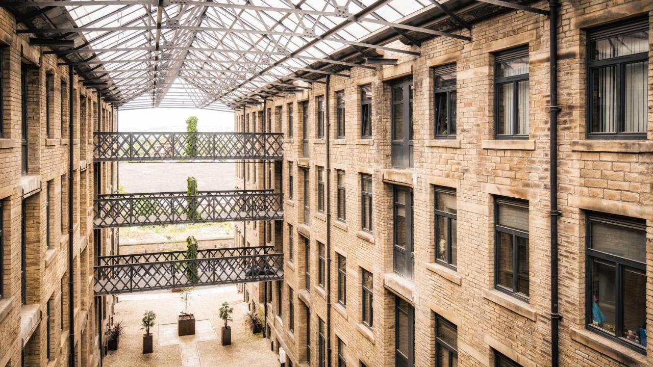 Stunning 2 Bed With Outside Balcony, Super King Beds And 75'' Tv! * Bradford (West Yorkshire)