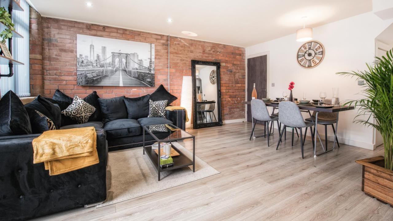 Stunning 2 Bed With Outside Balcony, Super King Beds And 75'' Tv!
